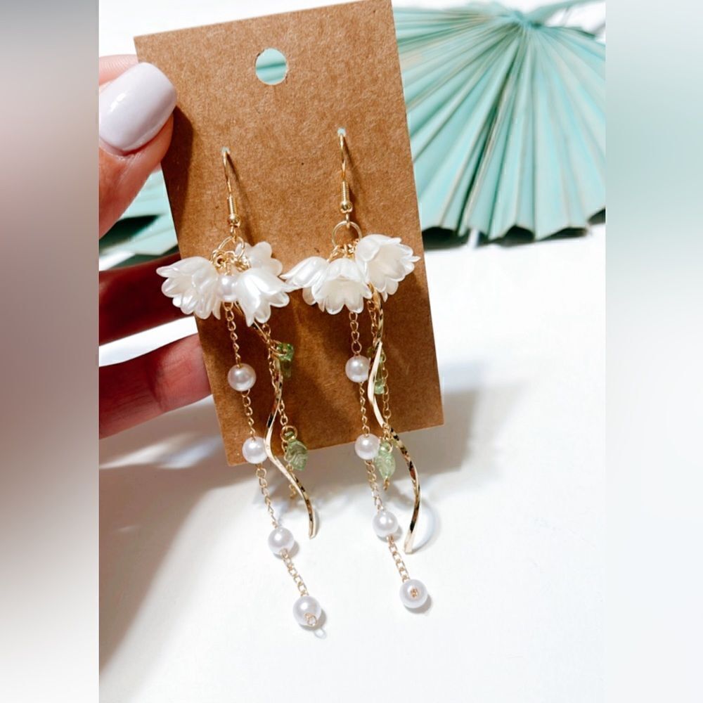 White flower pearl drop earrings S63